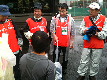 [写真]小野後援会会長も応援に駆けつけた