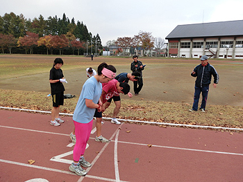 [写真]陸上競技場でタイムレース