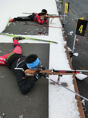 [写真]新田佳浩選手と太田渉子選手、射撃トレーニング