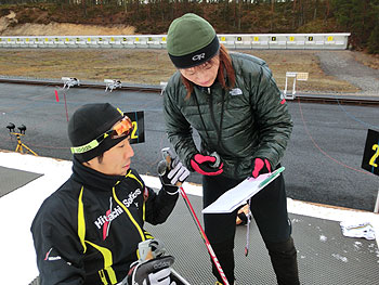 [写真]阿部コーチと久保恒造選手