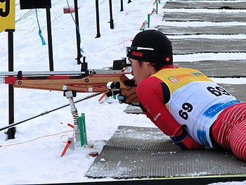 [写真]新田選手の射撃