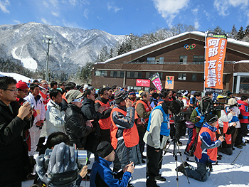 [写真]沢山の人たちが応援