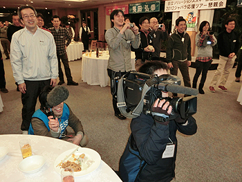 [写真]テレビ局も取材に