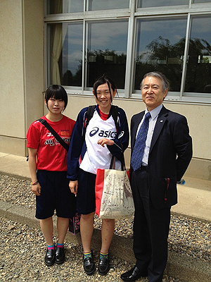 [写真]阿部友里香と仲のいいチームメイトと新美部長