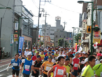 [写真]昨年の富士登山競走、富士吉田市から走り出したランナー