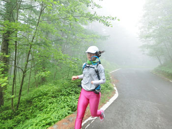 [写真]ランニングで下山する太田渉子