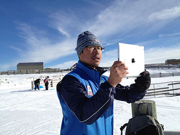 [写真]大平コーチiPadを手に