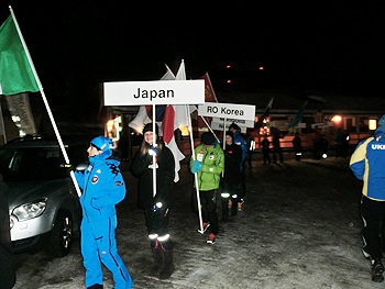 [写真]旗手は嶋田コーチ
