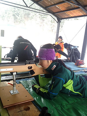 [写真]バイアスロン射撃トレーニング中の太田渉子