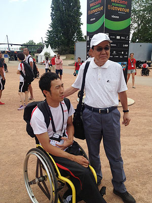 [写真]小野相談役と久保恒造選手