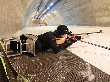 [写真]心拍を上げて射撃トレーニング