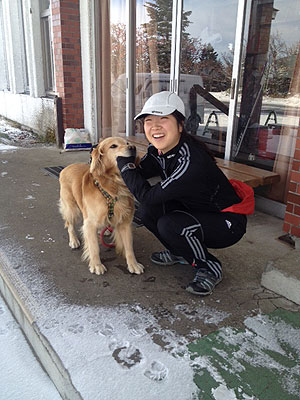 [写真]犬と太田選手