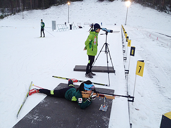 [写真]勝呂スタッフも弾痕確認を行っています