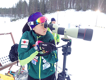 [写真]自分の弾痕を確認する阿部友里香選手