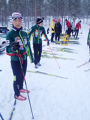 [写真]ワックスの結果を見守る太田選手