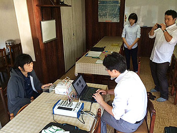 [写真]医科学サポートを受ける出来島桃子