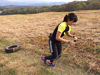 [写真]タイヤを引く阿部友里香