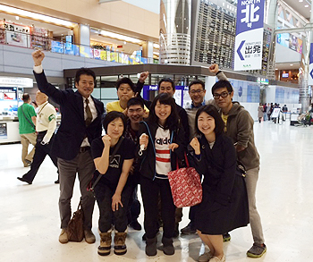 [写真]成田空港で出発前の選手・監督たち