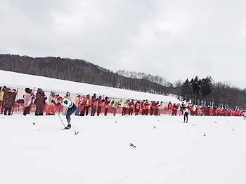 [写真]寒い中、応援する観客の方たち