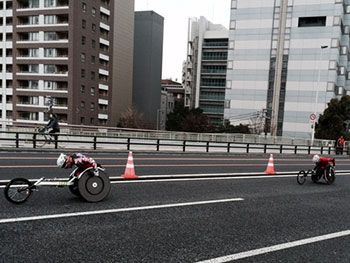 [写真]副島選手を追う久保選手