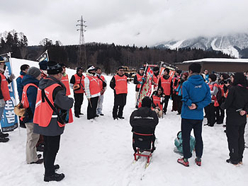 [写真]選手を囲む後援会の皆さん