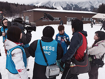 [写真]取材に応じる川除選手