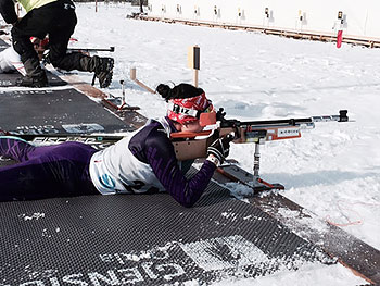 [写真]阿部友里香選手の射撃