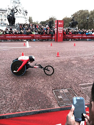 [写真]ロンドンマラソン、久保恒造選手ゴール200m手前