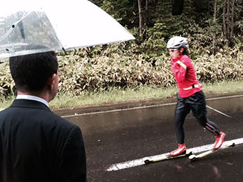 [写真]トレーニング中の阿部友里香選手と石川常務