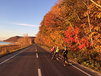 [写真]紅葉のなかをローラースキー