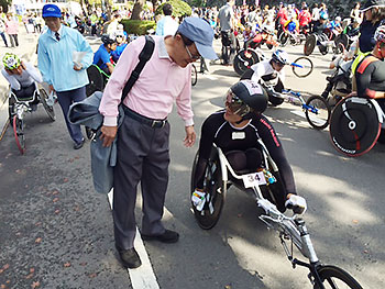 [写真]小野名誉相談から激励を受ける長田選手