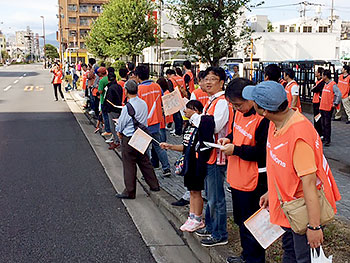 [写真]沿道から応援する日立ソリューションズ応援団