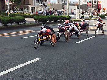 [写真]大分国際車いすマラソン大会の先頭集団、久保選手は後方の白いユニホーム