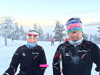 [写真]雪をかぶった新田佳浩選手と阿部友里香選手