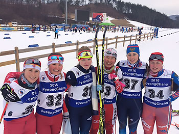 [写真]立位女子決勝に出場した6名の選手と阿部友里香選手