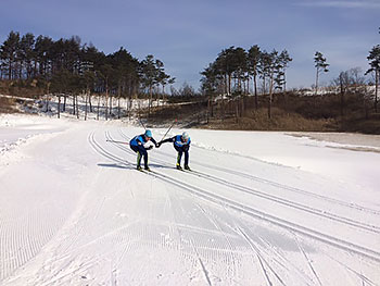 [写真]ワックステスト。二人で並んで滑って測定する