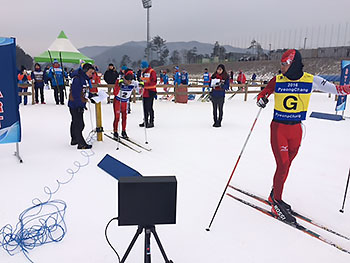 [写真]レース中のガイドの藤田佑平選手と高村和人選手