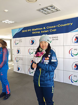 [写真]3位入賞し花束を持つ阿部友里香選手