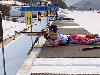 [写真]射撃する出来島選手