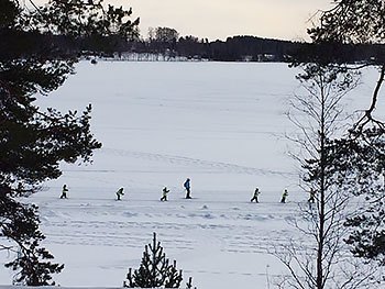 [写真]湖のクロカンコースを歩く小学生