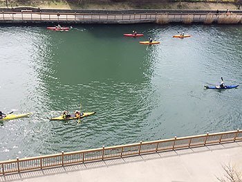 [写真]カヌーで賑わっている小名木川