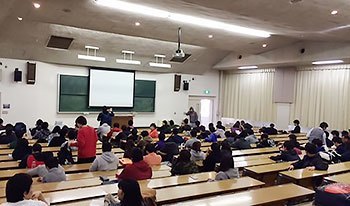 [写真]札幌大学「パラリンピック概論」がひらかれる教室