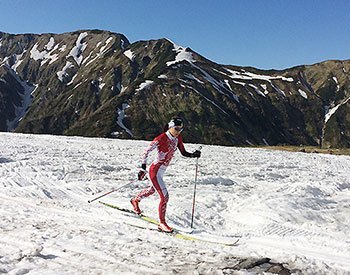 [写真]スキートレーニングする小林由貴選手