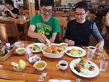 [写真]朝食をとる新田選手と長濱コーチ