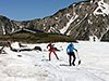 [写真]スコップで雪入れするコーチ