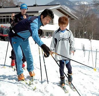 [写真]ジュニアキャンプのときの川除大輝選手と荒井秀樹