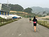 [写真]ピョンチャンパラリンピックコースのゴール前の確認をする新田、阿部選手