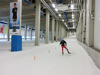 [写真]室内クロスカントリーコースで雪上トレーニングする新田佳浩