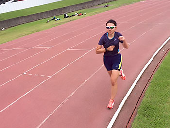 [写真]トラックを走る阿部友里香選手