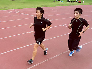 [写真]トラックを走る出来島桃子選手、岩本啓吾選手